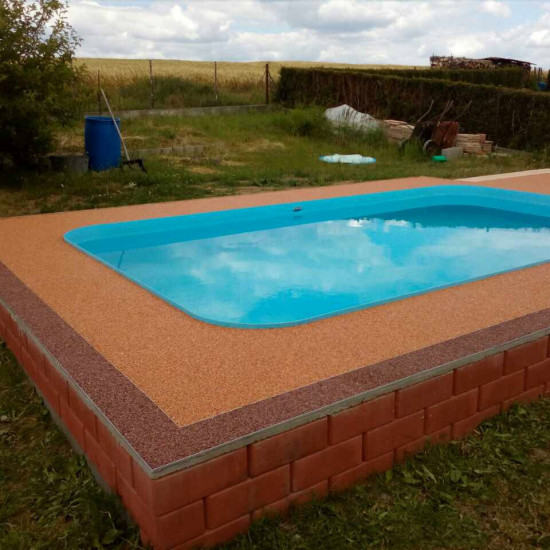 kamenný koberec kolem bazénu