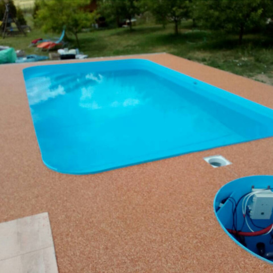 kamenný koberec kolem bazénu
