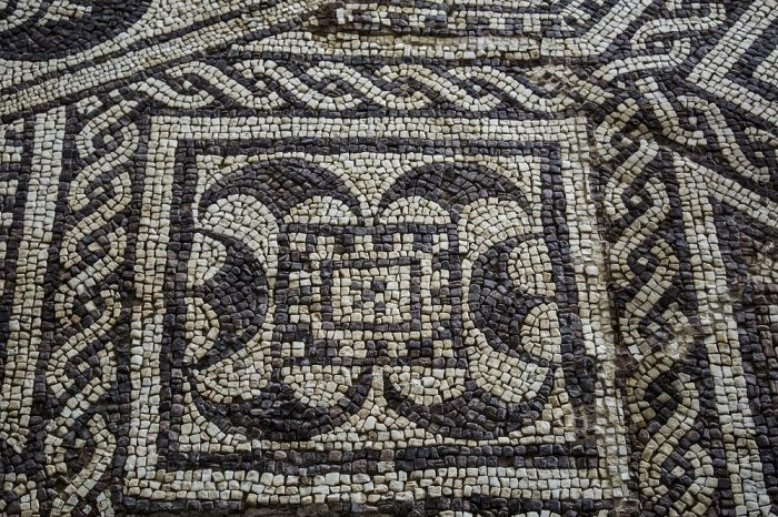 Mozaika - Mramorové kostky, obvykle o rozměru 2x2x2 cm (možný i jiný rozměr) různých barev – dle vzorníku. Kostky jsou ručně vyráběné. Pro dekorativní úpravy svislých i vodorovných ploch v interiéru/exteriéru, pro umělecké práce apod.