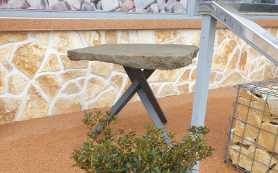 Stůl v kombinaci kamene a kovu