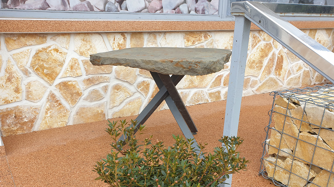 Stůl v kombinaci kamene a kovu